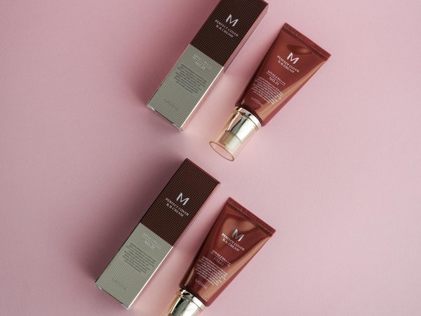 Comment intégrer des accessoires en métal doré dans une tenue de bureau?